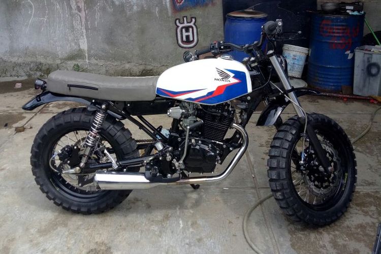 Modifikasi bergaya scrambler pada Honda Tiger 2004.