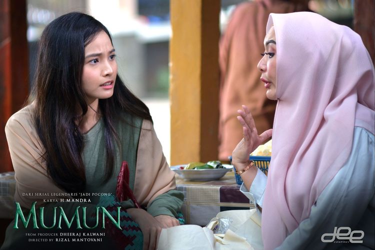 Acha Septriasa sedang berbincang dengan Eddies Adelia dalam salah satu adegan di film Mumun.