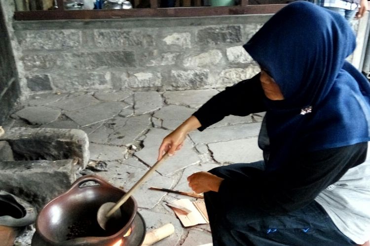 Sukirah (Istri Sumijo) saat mensangrai biji kopi Merapi dengan cara tradisional