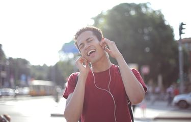 Mengenal 60-60, Cara Menggunakan Earphone Agar Tak Ganggu Pendengaran  Halaman all - Kompas.com