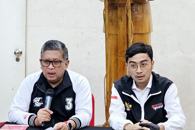 Sekjen PDI-P Hasto Kristiyanto (kiri) didampingi Juru Bicara TPN Ganjar-Mahfud, Aryo Seno Bagaskoro di Kantor DPP PDI-P, Jalan Diponegoro, Menteng, Jakarta, Senin (5/2/2024).