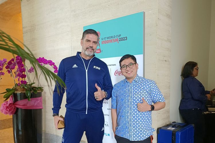 KOMPAS.com saat bertemu dengan anggota Tim Studi Teknik FIFA, Pascal Zuberbuhler, di Surakarta jelang partai final Piala Dunia U17 2023 pada Sabtu (2/12/2023).
