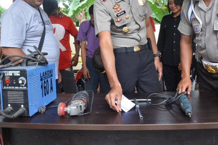Kapolsek Ternate Selatan AKP Naim Ishak menunjukan barang bukti beserta tiga tersangka pencurian 13 kendaraan bermotor di Kota Ternate, Maluku Utara, Selasa (7/3/2017)