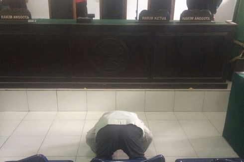 Divonis Bebas, Mantan Bupati Konawe Utara Sujud Syukur 