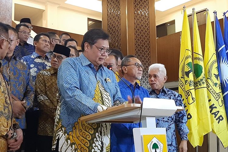 Ketua Umum PAN Zulkifli Hasan bertemu dengan Ketua Umum Golkar Airlangga Hartarto di kantor DPP Golkar, Slipi, Jakarta, Kamis (12/3/2020).