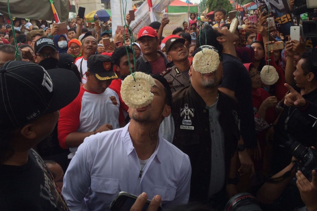 Tora Sudiro, Indro Warkop, dan Vino G Bastian mengikuti lomba makan kerupuk dalam Festival Kalimalang di kawasan Kalimalang, Jakarta Timur, Kamis (17/8/2017) sore.