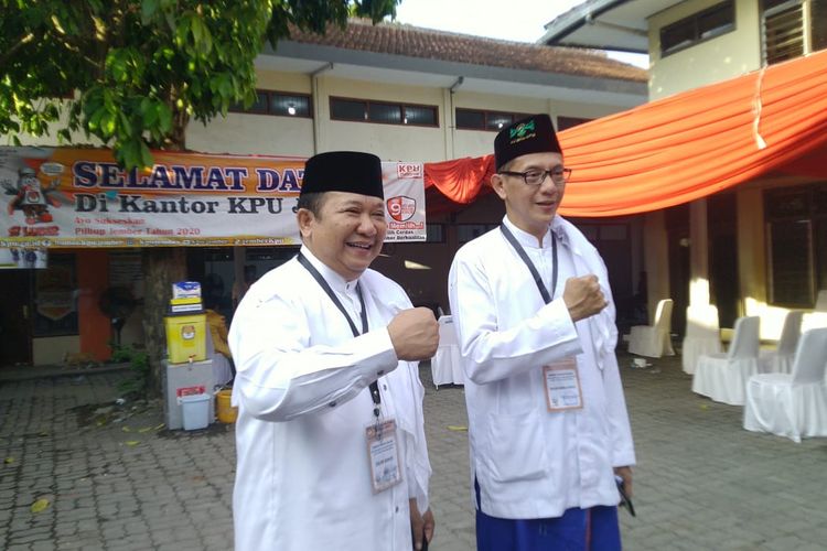 Bacalon Bupati Jember Hendy Siswanto dan Gus Firjaun saat mendaftarkan diri di KPU Jember Jumat (4/9/2020)