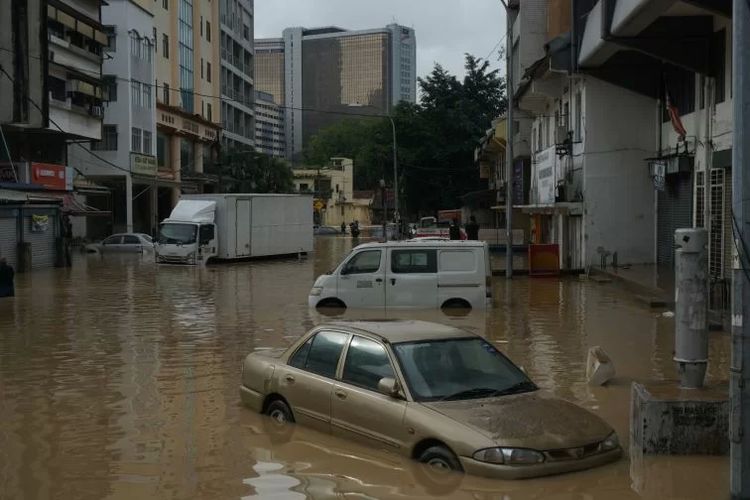 Kondisi banjir di sebuah kawasan perdagangan di Kuala Lumpur, Malaysia.