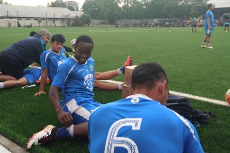 Pemain baru Persib Bandung Erick Weeks saat menjalani latihan perdana di Lapangan Lodaya Bandung, Selasa (24/1/2017). KOMPAS.com/DENDI RAMDHANI