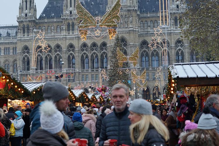Christkindlmarkt atau Pasar Natal digelar di depan Balai Kota Vienna, Rathaus. Christkindlmarkt Rathausplatz dibuka sejak 16 November 2018 hingga 26 Desember 2018.