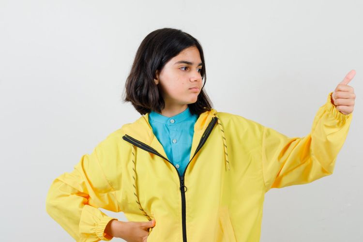 Tetap tampil keren saat langit mendung. Ini inspirasi outfit musim hujan yang nyaman, praktis, dan tetap stylish untuk menemani aktivitasmu seharian.