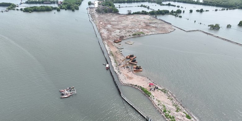 Kementerian Kelautan dan Perikanan menyegel pagar laut di kawasan Muara Tawar, Kabupaten Bekasi, Jawa Barat (Jabar), Rabu (15/1/2024). DOK. Kementerian Kelautan dan Perikanan