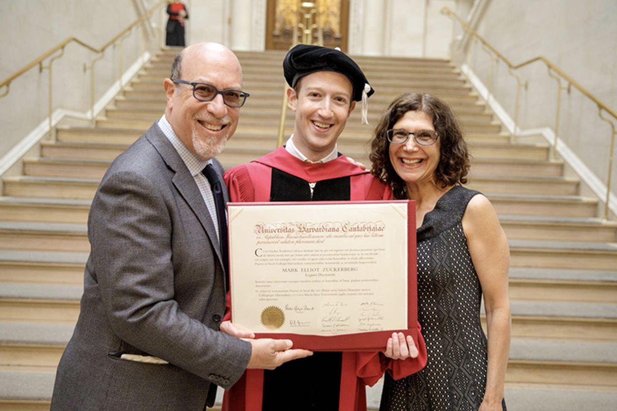 CEO Facebook, Mark Zuckerberg, akhirnya wisuda.