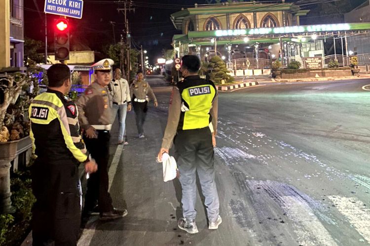 Polisi lalu lintas dari Polres Blitar Kota melakukan olah TKP kecelakaan lalu lintas yang mengakibatkan seorang pemotor tewas terlindas truk tangki Pertamina di simpang empat Jalan Bali, Kelurahan Plosokerep, Kota Blitar, Kamis (14/9/2023) malam.