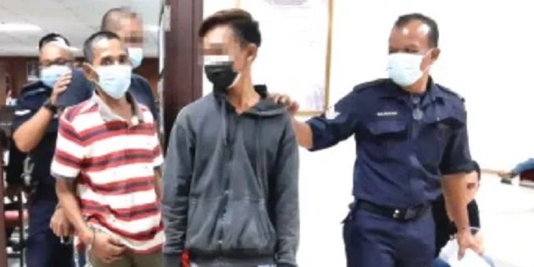Kusno (tiga dari kanan) ketika dibawa ke Pengadilan Syariah Malaysia. Pria asal Indonesia itu dihukum enam bulan penjara setelah melecehkan perawat yang merawatnya.
