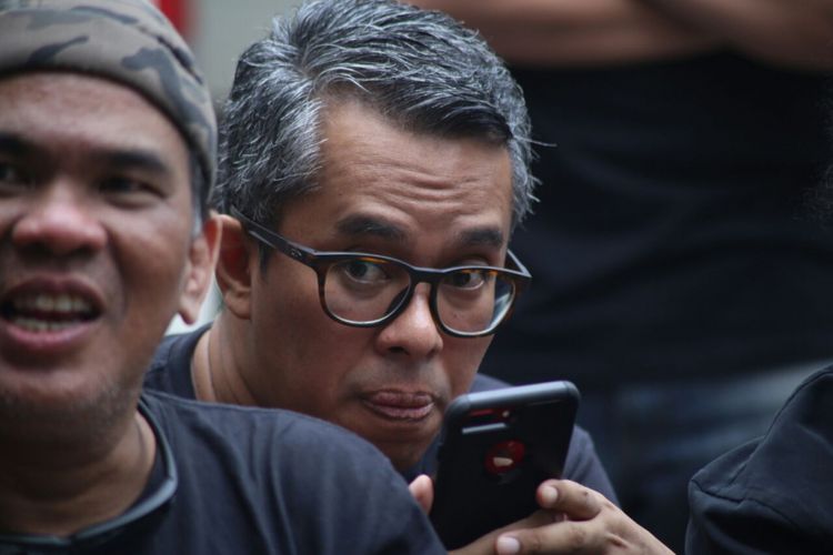 Adib Hidayat saat melayat Yockie Suryo Prayogo di rumah duka RSPI Bintaro Tangerang Selatan, Senin (5/2/2018).