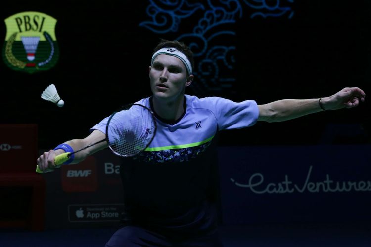 Tunggal putra Denmark, Viktor Axelsen bertanding melawan tunggal putra Malaysia, Lee Zii Jia pada laga semifinal Indonesia Open 2022 di Istora Senayan, Jakarta, Sabtu (18/6/2022). Axelsen lolos ke babak final setelah menang dengan skor 19-21, 21-11, dan 23-21.