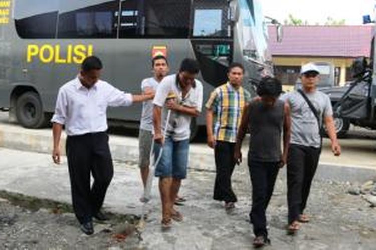 
MEULABOH, KOMPAS.com;
Satuan Narkoba Polres Aceh Barat, kembali berhasil meringkus Bandar dan Pengedar Narkotika jenis sabu di yang selama ini melancarkan aksinya di Meulaboh Aceh Aceh Barat,  penangkapan  2 orang  masing-masing yang berperan sebagai bandar dan pengedar sabu itu berhasil dilakukan setelah melakukan pengemnbangan dan hasil pemeriksaan dari 2 orang tersangka pasangan suami isteri kakek nenek yang ditangkap sebelumnya pada Senin (20/04/2015) pekan lalu warga Johan Pahlawan , Aceh Barat.

“kita berhasil mengangkap dua orang ini setelah melakukan pengembangan dari dua tersangka sebelumnya pasangan suami isteri” kata AKP Darkasyi, Kasat Narkoba Polres Aceh Barat kepada wartawan, Senin (27/04/2015).