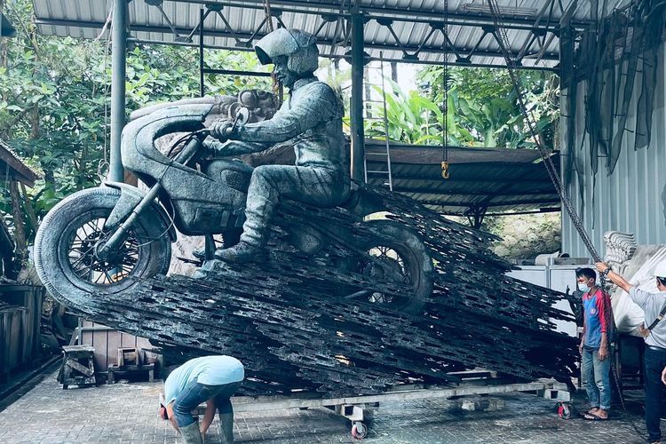 Patung Presiden Joko Widodo naik motor karya Nyoman Nuarta yang sedang dalam proses patina atau pewarnaan bahan kimia (12/2/2022)