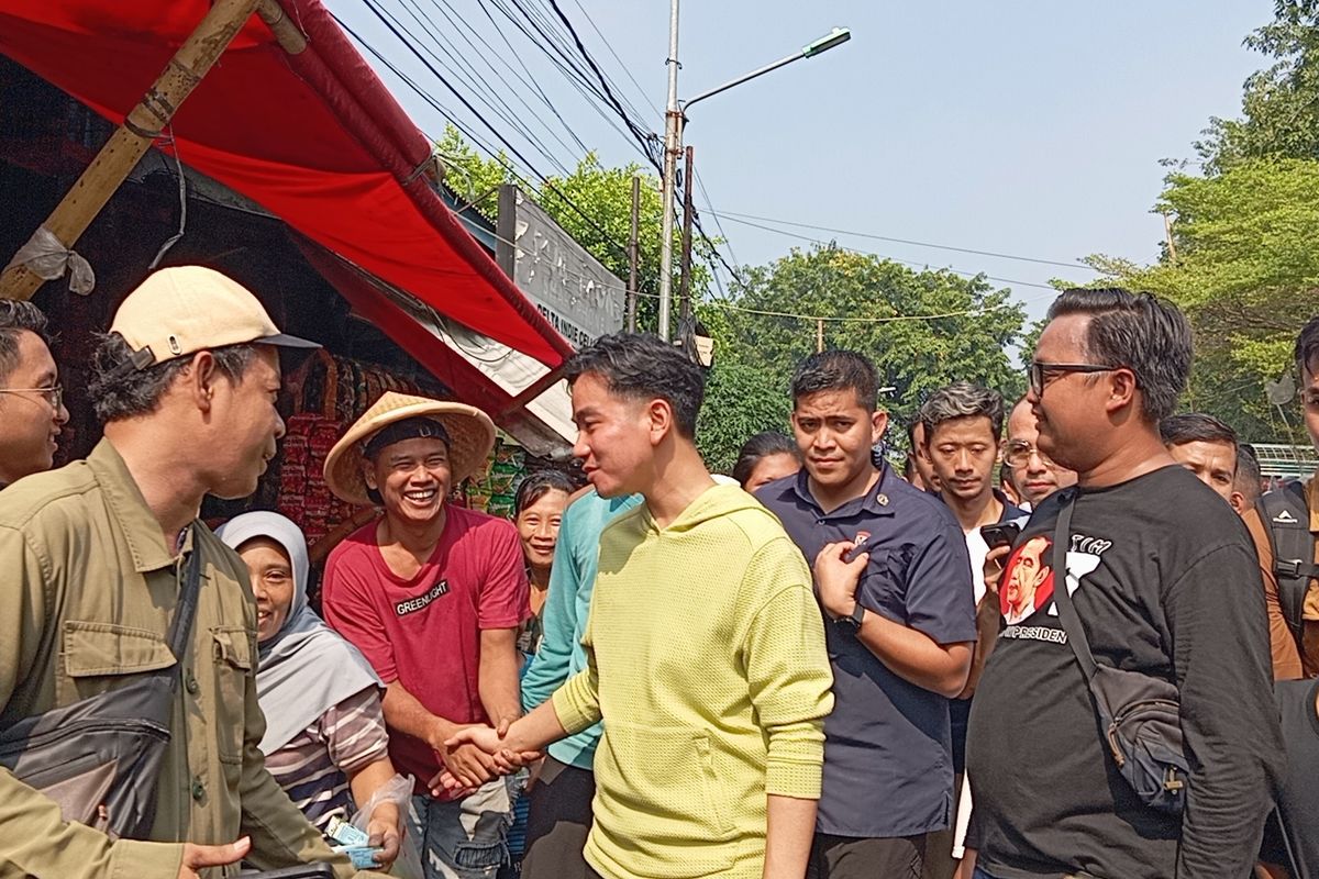 Wakil Presiden Terpilih Gibran Rakabuming Raka saat mengunjungi Pasar Nangka Kemayoran Jakarta Pusat, Rabu (3/7/2024)
