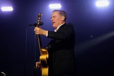 Bryan Adams Siap Tampil di Stadion Jerman di Tengah Pandemi 