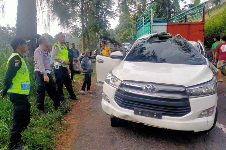 Sebuah mobil Toyota Innova Reborn Putih nopol S 1420 NR yang ditumpangi 8 wisatawan asal Mojokerto mengalami kecelakan di jalan alternative menuju Telaga Sarangan. Pengemudi diduga tidak menguasai medan jalan yang menurun curam.