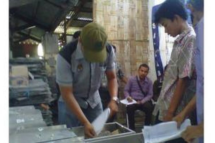 Pembukaan 1.645 kotak suara di KPU Pamekasan rampung, Kamis (14/8/2014). Berita acara pembukaan kotak suara itu,tidak ditandatangani oleh saksi pasangan Prabowo-Hatta. 