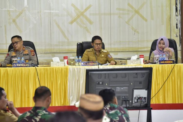 Penjabat Gubernur Gorontalo Hamka Hendra Noer (tengah) memimpin rakor percepatan penanggulangan Covid-19 di aula Titinepo Polda Gorontalo pada Selasa (22/11/2022). Pertemuan ini menghasikkan komitmen seluruh unsur Forkopimda untuk menggencarkan kembali vaksinasi.