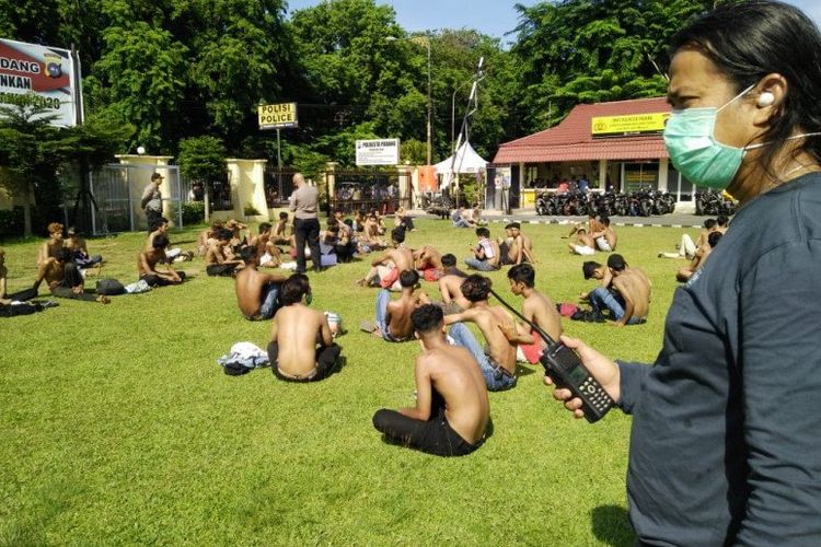 Puluhan remaja yang diamankan pihak Polresta Padang dari aksi balap liar pada Minggu (26/4) pagi. (Istimewa)