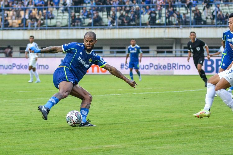 Penyerang Persib David da Silva saat melakukan tendangan ke arah gawang PSIS Semarang pada pertandingan pekan keempat Liga 1 2022-2023, di Stadion Gelora Bandung Lautan Api (GBLA) Sabtu (13/8/2022).