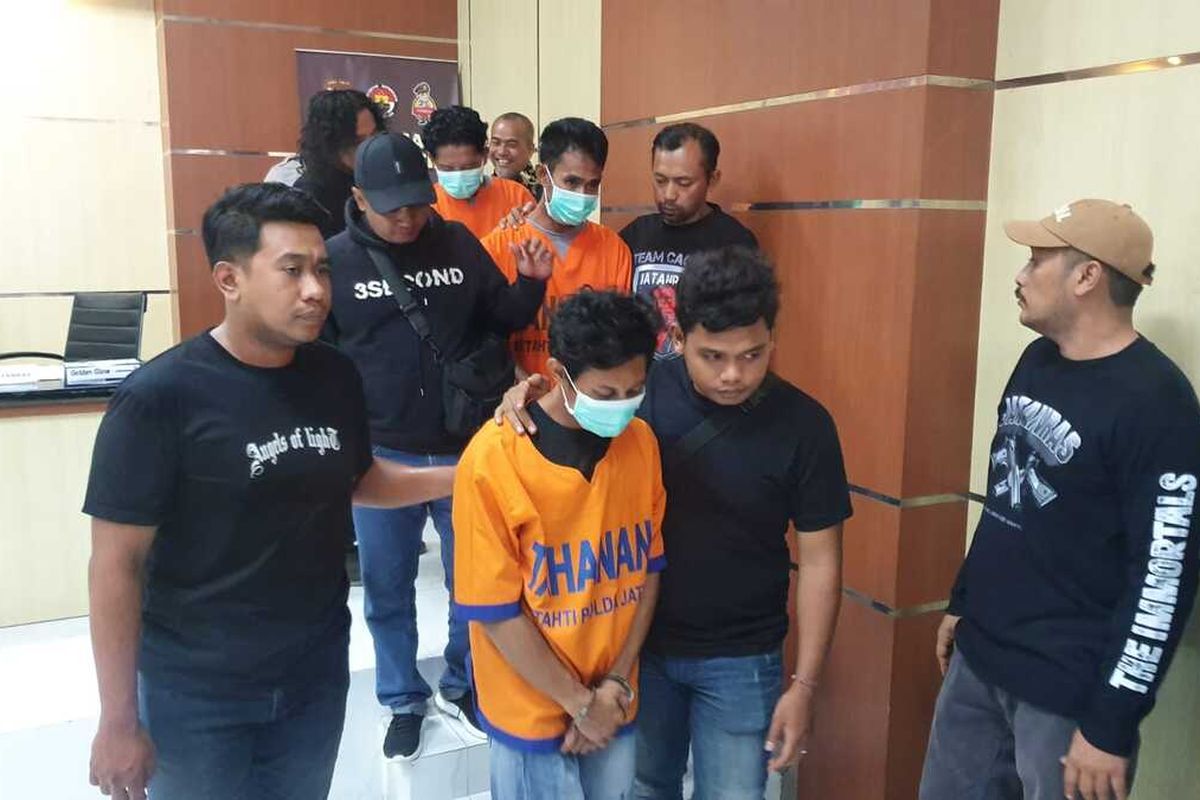 3 tersangka kasus pelemparan bondet ditahan di Mapolda Jatim.