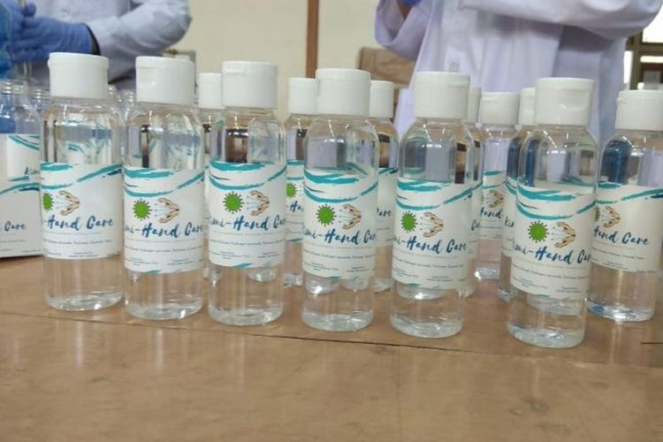 Universitas Indonesia memproduksi hand sanitizer yang bisa didapat gratis maupun dibeli oleh masyarakat.