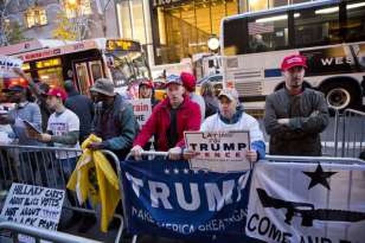 Pendukung calon presiden Donald Trump berkumpul di depan Trump Tower di Kota New York, di hari pemilihan, Selasa atau Rabu WIB (9/11/2016). 
