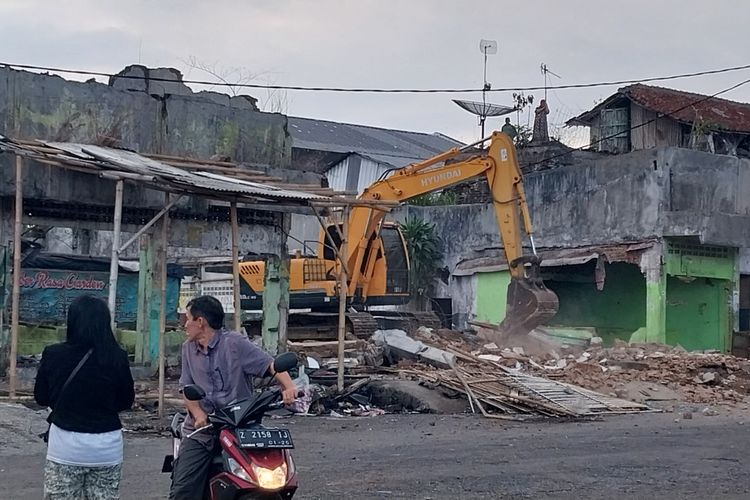 Bangunan di bekas Terminal Cilembang, Tasikmalaya, Jawa Barat, diratakan usai ditemukan praktik maksiat di kawasan itu pada Selasa (21/11/2023).