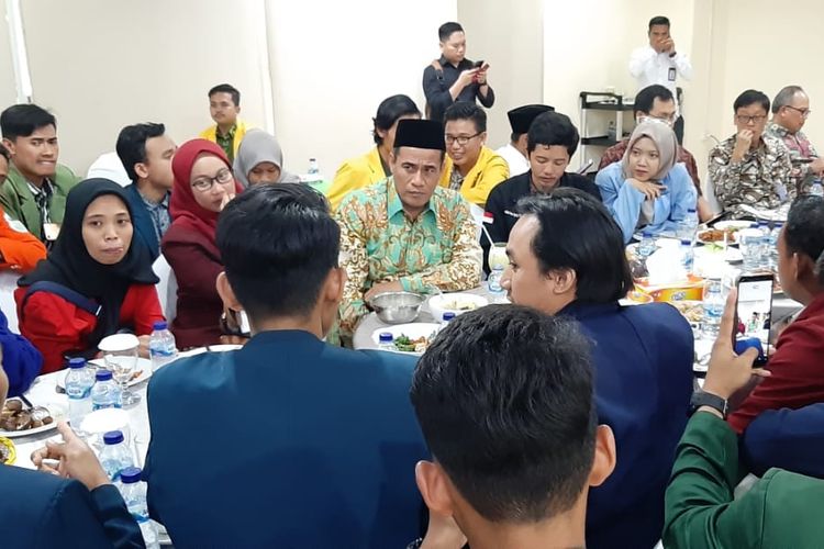Menteri Pertanian (Mentan) Andi Amran Sulaiman berdialog dan santap makan siang bersama 150 mahasiswa dari perwakilan BEM Fakultas Pertanian se-Indonesia di Kantor Kementan, Jakarta, Jumat (27/9/2019)