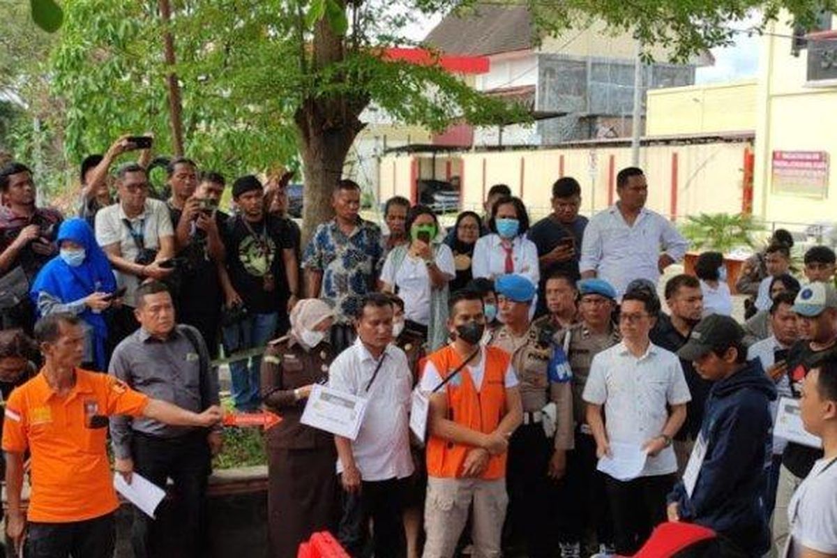 AKBP Achiruddin Hasibuan melihat saksi Rio Syaputra saat rekonstruksi kasus penganiayaan yang melibatkan anaknya Aditya Hasibaun, di halaman Polda Sumut, Senin (8/5/2023). 
