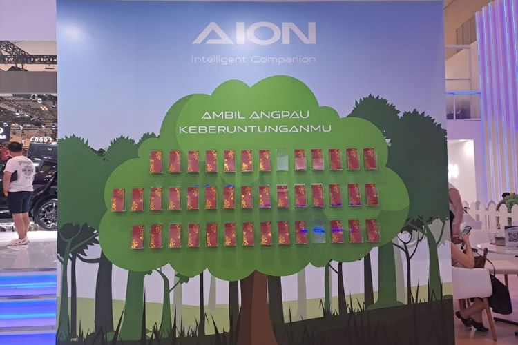 Pohon angpau disediakan Aion Indonesia di booth gelaran GIIAS 2024. Angpau boleh diambil oleh 1.000 pelanggan selama gelaran GIIAS 2024.