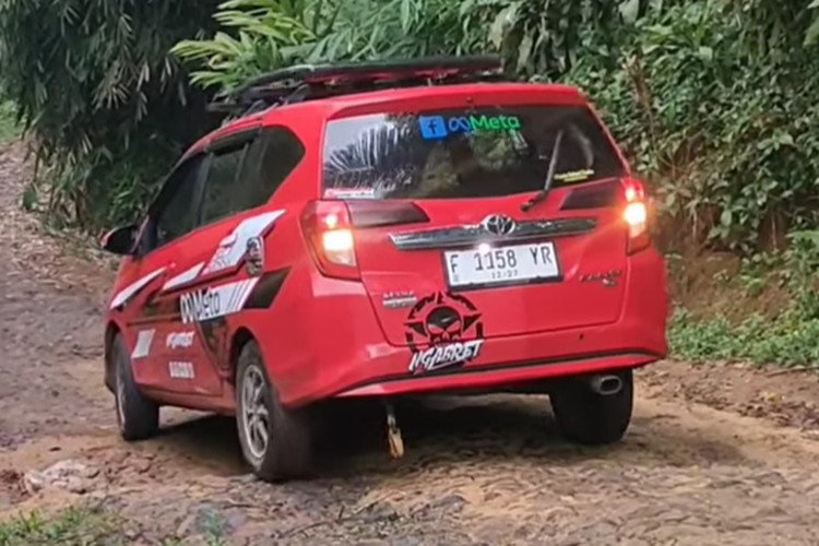 Ilustrasi mengemudi mundur dengan mobil FWD.