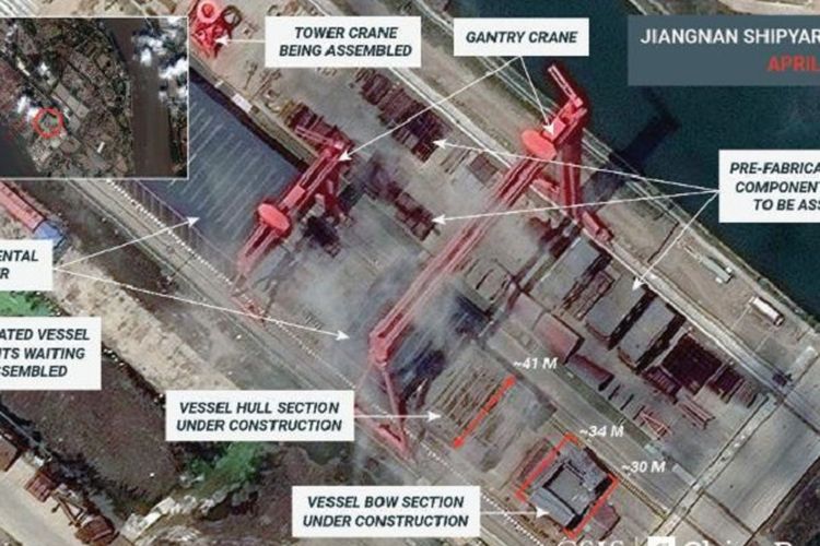 Citra satelit yang diperoleh dari China Power, unit CSIS, menunjukkan adanya aktivitas di galangan kapal di Shanghai, di mana China diduga membangun kapal induk ketiga.