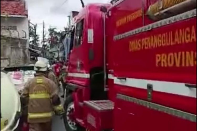 Truk damkar terhalang mobil parkir sembarangan di Jakarta