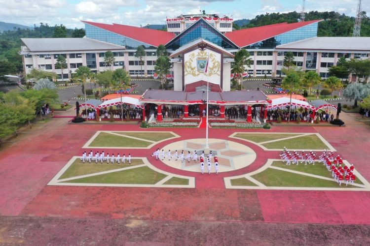 Memperingati Hari Ulang Tahun (HUT) ke-79 Republik Indonesia (RI), Pemerintah Provinsi (Pemprov) Papua Barat menggelar upacara bendera di halaman Kantor Gubernur, Manokwari, Sabtu (17/8/2024).