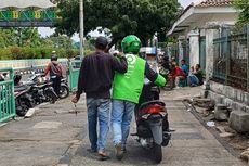 Ada Polisi, Pengendara Tuntun Motornya di Trotoar Saat Lawan Arah di Dekat Stasiun Pasar Minggu