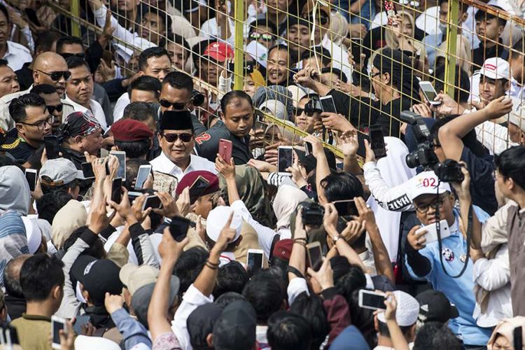 Calon Presiden nomor urut 02 Prabowo Subianto menyapa pendukungnya sebelum menghadiri kuliah umum di Kampus Universitas Kebangsaan Republik Indonesia (UKRI), Bandung, Jawa Barat, Jumat (8/3/2019). Prabowo akan menyampaikan kuliah umum bertajuk Renaisans Indonesia.