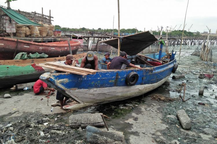 KM Seger mulai diperbaiki oleh Agus Effendi dan para kru, usai sempat karam di perairan Karang Jamuang, Sabtu (2/3/2019).