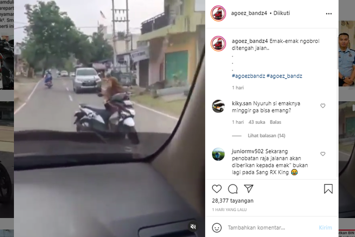 Ibu-ibu jadi sorotan karena tidak memperhatikan kondisi jalan.