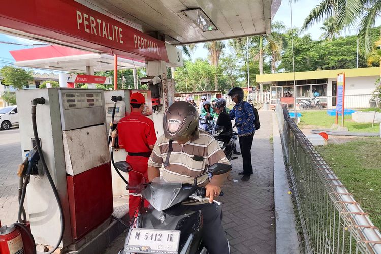 Suasana pengendara motor di SPBU Bangkalan saat mengisi Pertalite 