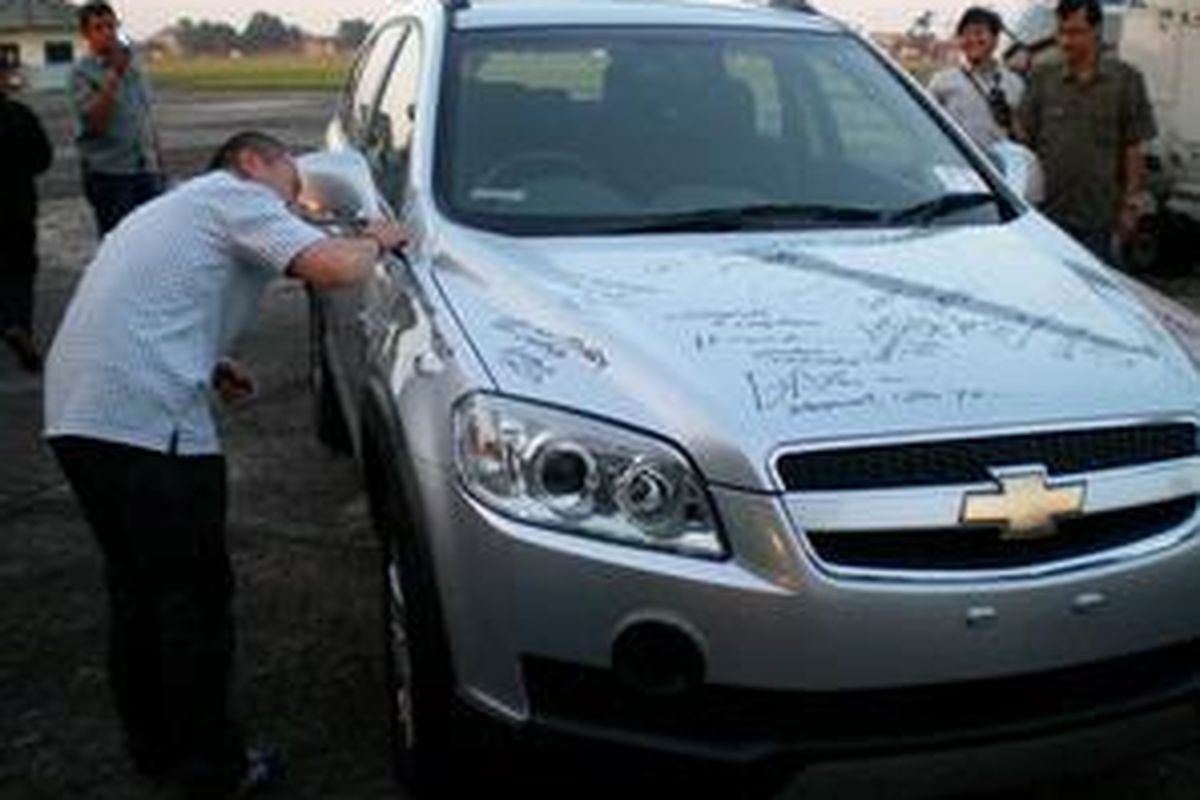 Bodi captiva penuh tandatangan