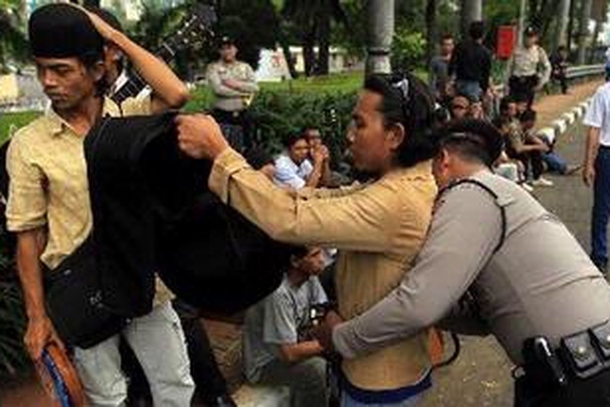 Ilustrasi: Razia preman di angkutan umum.