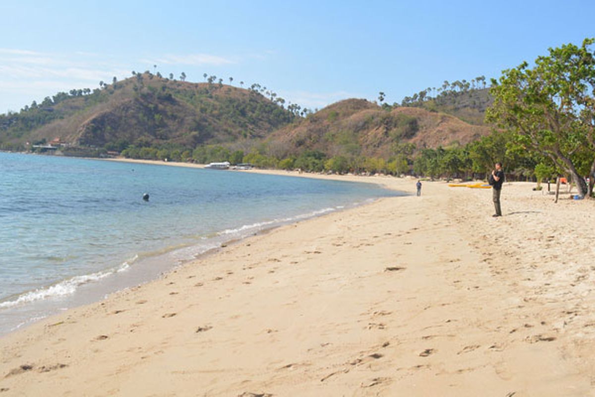 Wisatawan di hamparan pantai pasir putih Waecicu, Labuan Bajo sambil menikmati keindahan lautnya dengan berlabuh kapal-kapal wisata internasional, Rabu (30/8/2017).