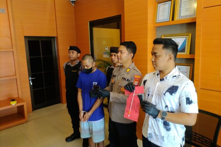 Kasat Reskrim Polres Bantul AKP Bayu Sila Pambudi menunjukkan barang bukti dan pelaku pembunuhan mantan pacar Indika Ony (22) (Kaos biru) saat di Mapolres Bantul, DI Yogyakarta. Kamis (18/4/2024)
